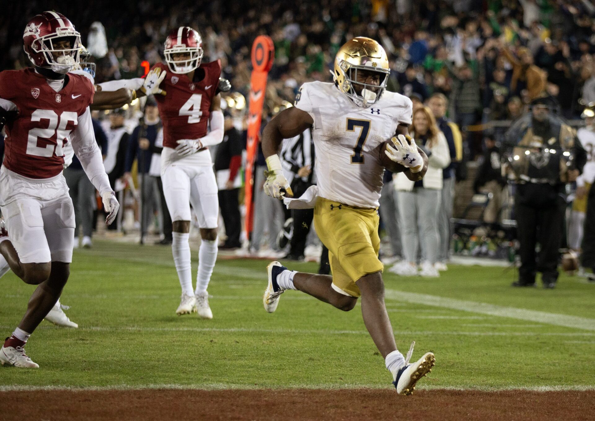 Notre Dame Fighting Irish RB Audric Estimé (7) scores a touchdown against the Stanford Cardinal.