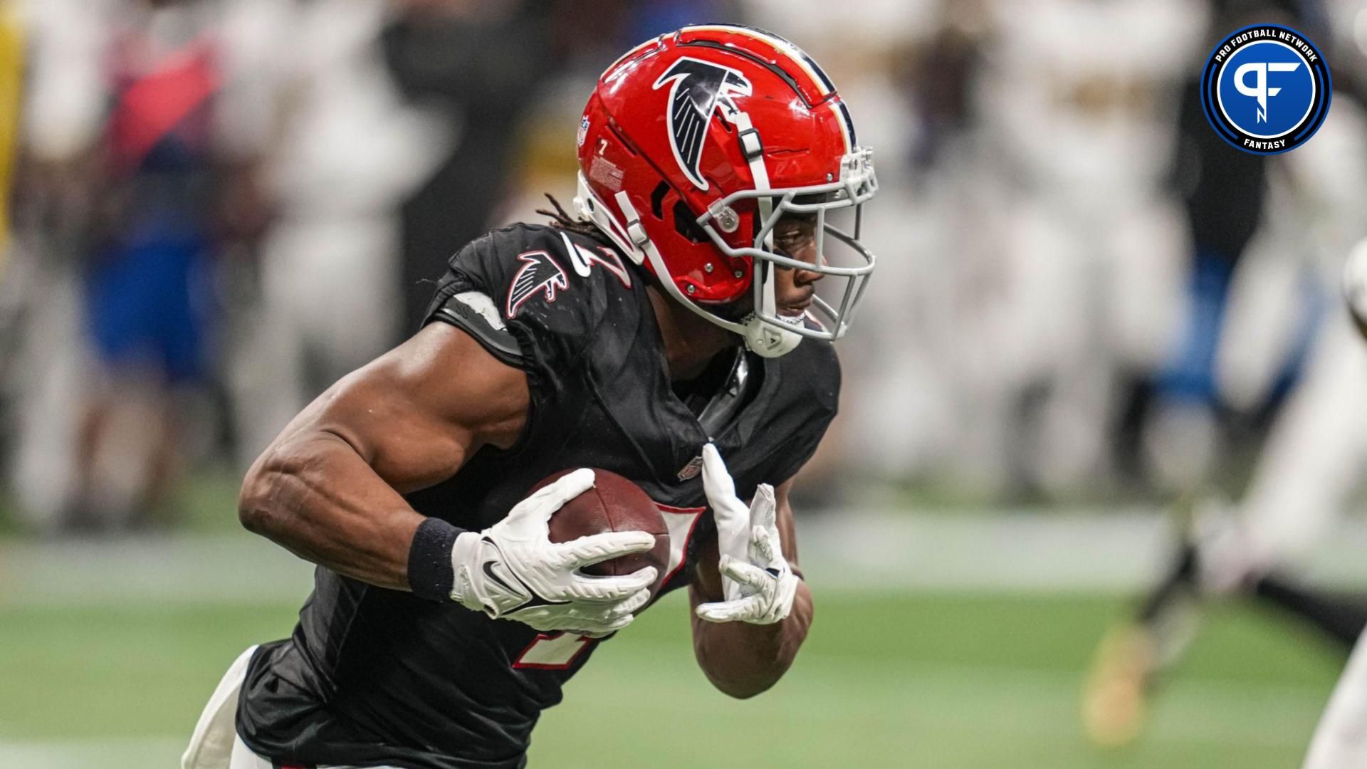 Atlanta Falcons running back Bijan Robinson (7) runs with the ball against the New Orleans Saints at Mercedes-Benz Stadium.