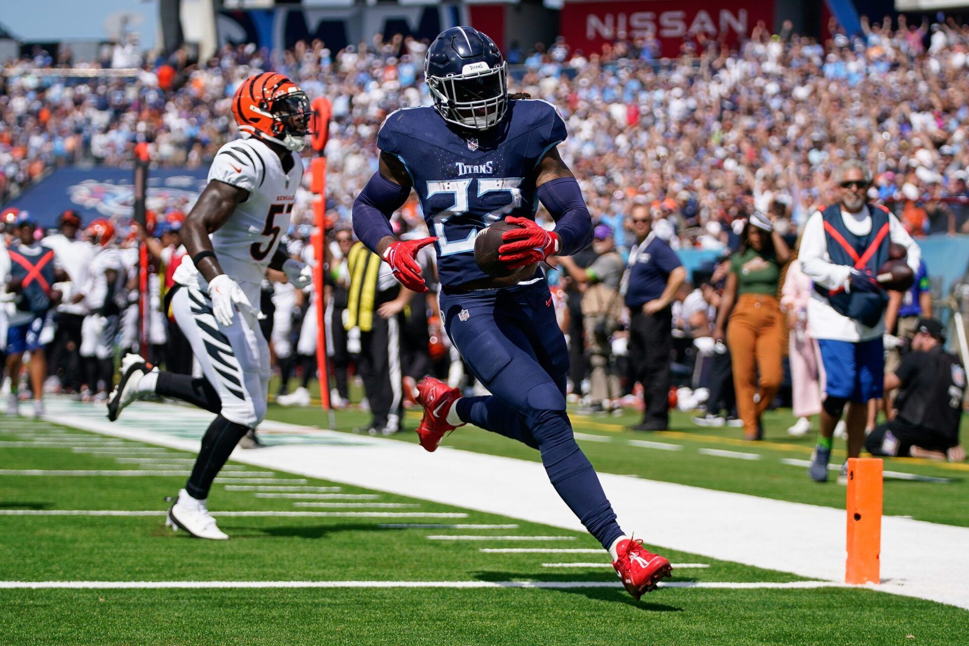Tennessee Titans RB Derrick Henry (22) runs for a touchdown against the Cincinnati Bengals.