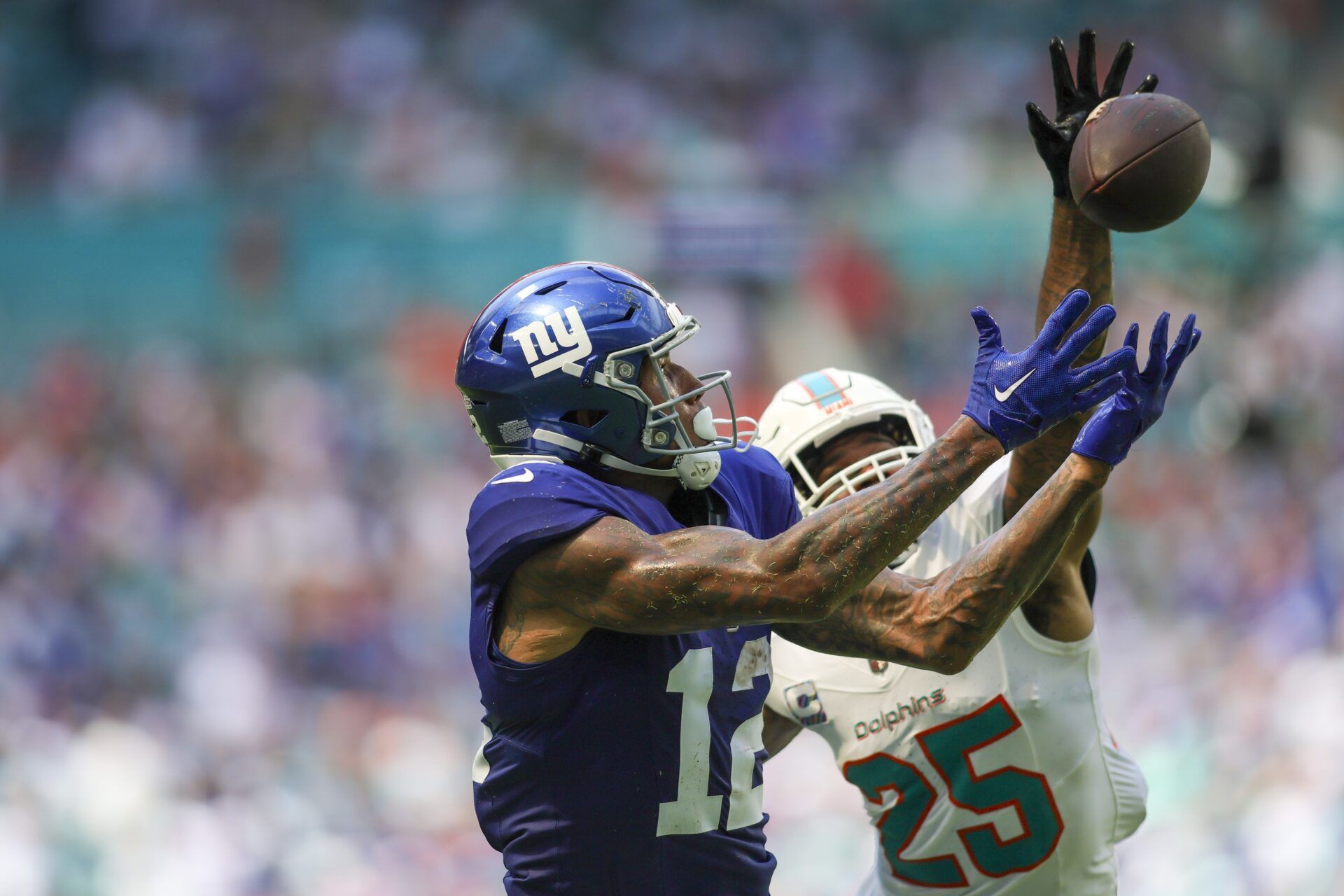 Miami Dolphins CB Xavien Howard (25) deflects a pass against the New York Giants.