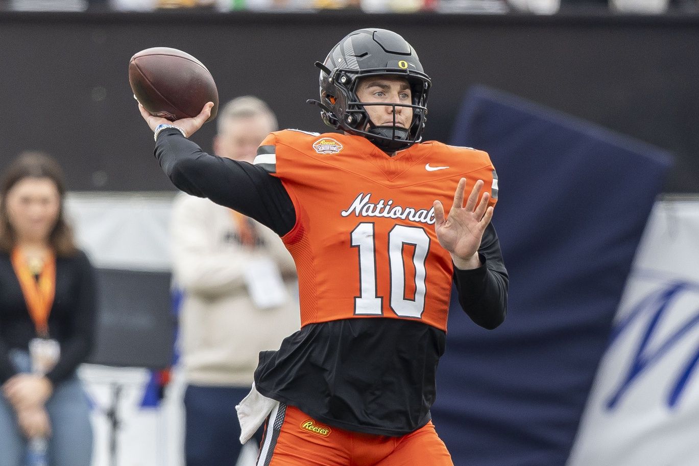 Oregon Ducks QB Bo Nix (10) throws a pass at the Senior Bowl.