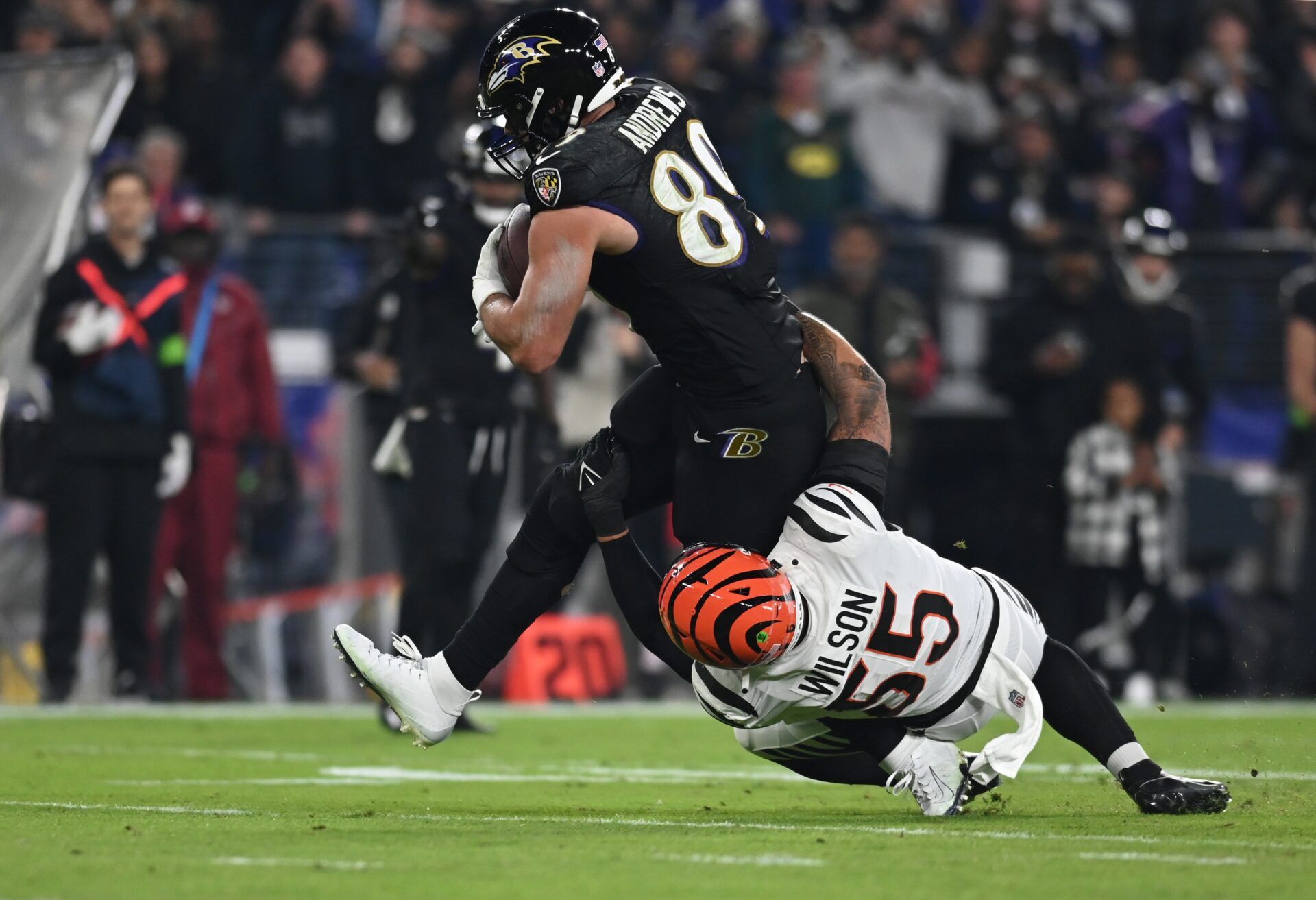 Baltimore Ravens tight end Mark Andrews (89) runs after a catch during the first quarter against Cincinnati Bengals linebacker Logan Wilson (55) at M&T Bank Stadium.