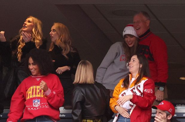 Taylor Swift in a luxury suite at a Chiefs game with her father, Scott.