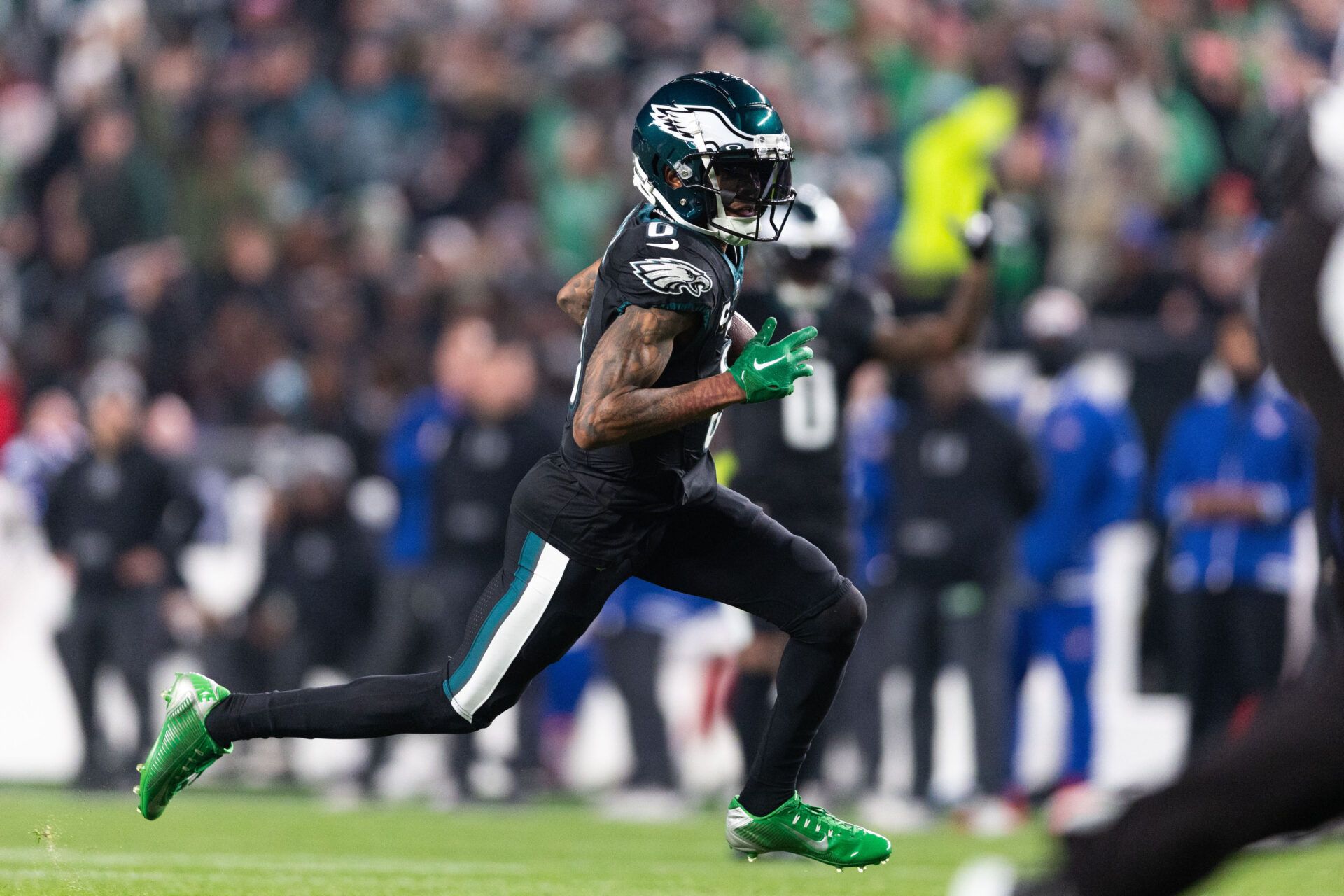 Philadelphia Eagles wide receiver DeVonta Smith (6) runs for a touchdown after a catch against the New York Giants during the second quarter at Lincoln Financial Field.
