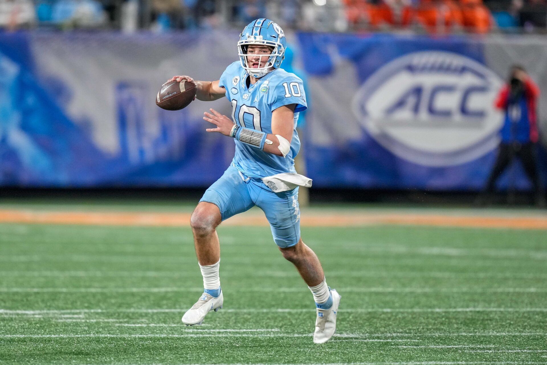 North Carolina Tar Heels QB Drake Maye (10) looks to throw against the Clemson Tigers.