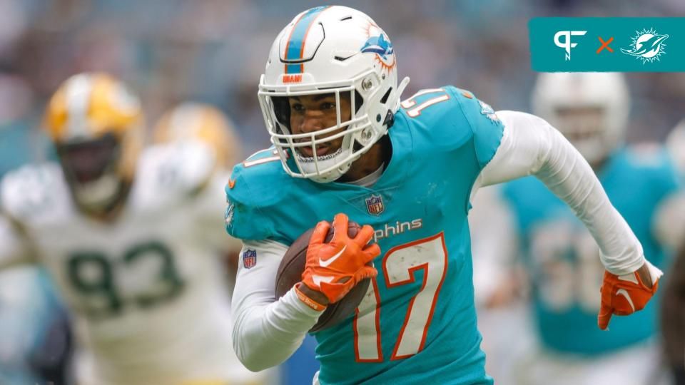 Miami Dolphins WR Jaylen Waddle (17) runs after the catch against the Green Bay Packers.