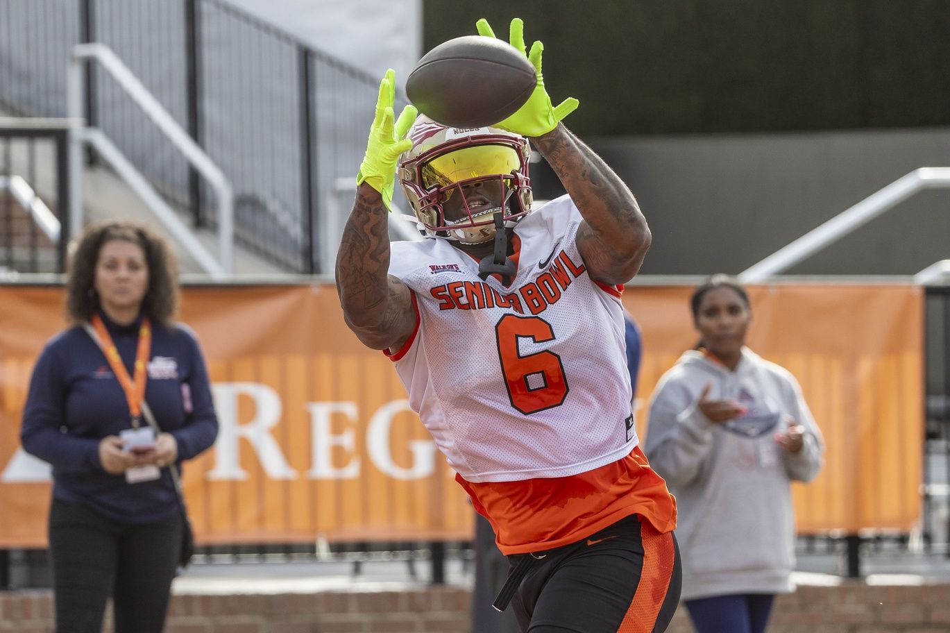 American tight end Jaheim Bell of Florida State (6) catches a pass in passing drills during practice for the American team at Hancock Whitney Stadium.