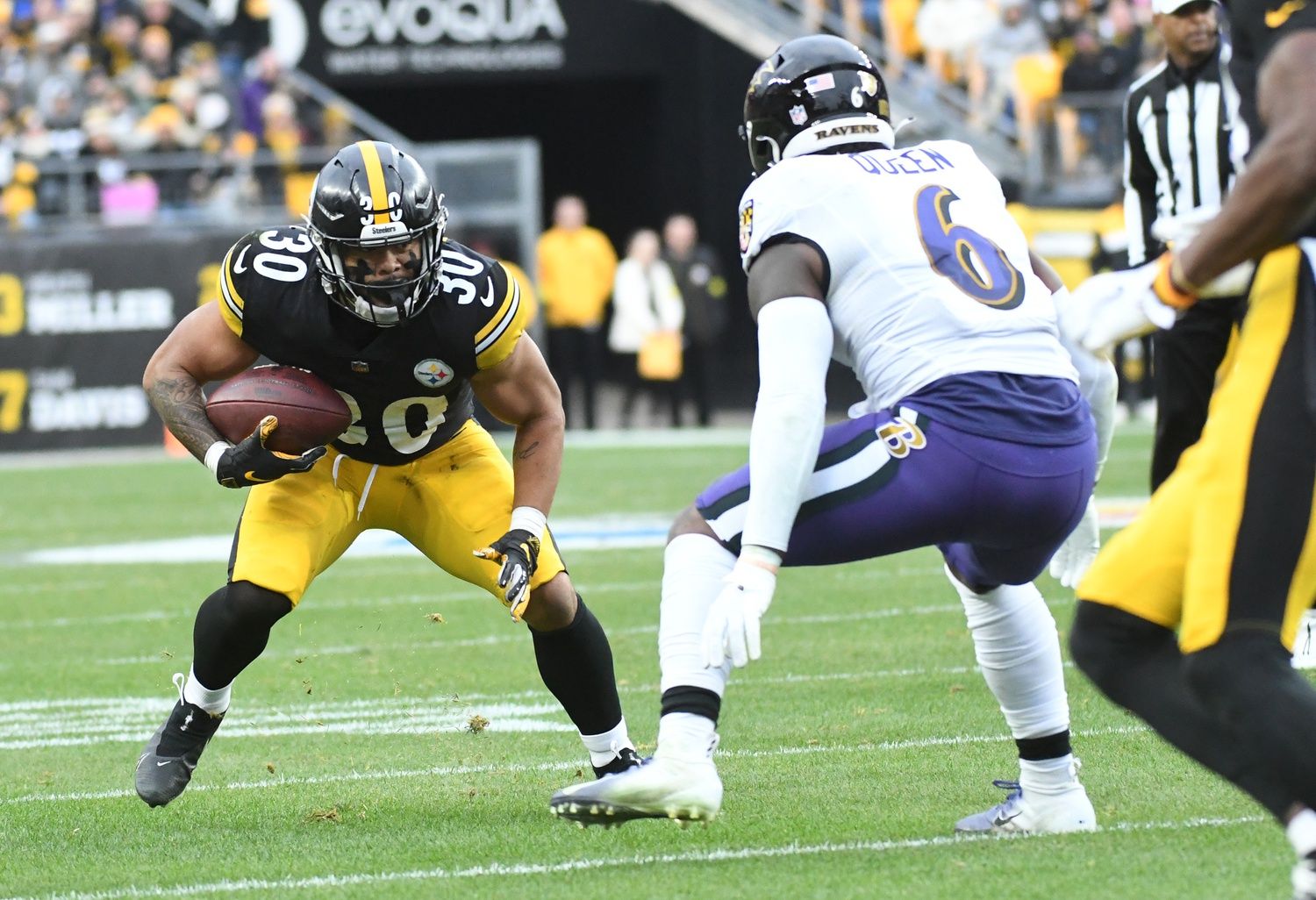 Pittsburgh Steelers running back Jaylen Warren approaches Baltimore Ravens linebacker Patrick Queen (6) during the fourth quarter at Acrisure Stadium. The Steelers lost 16-14.