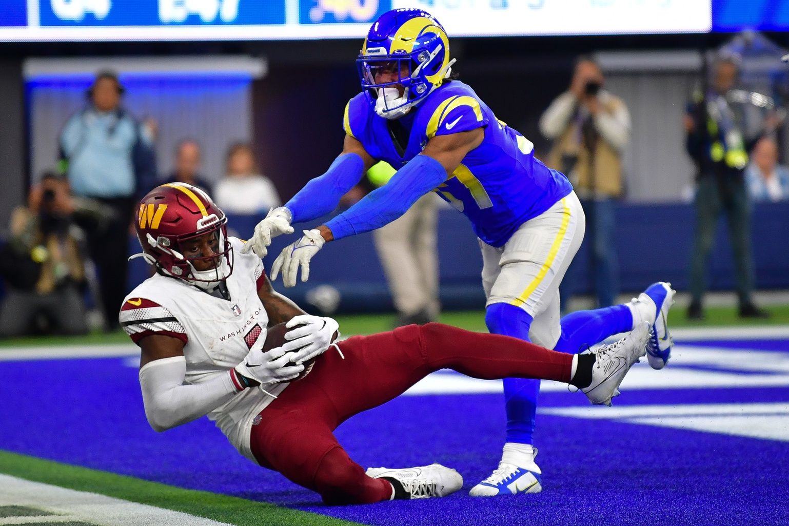 Washington Commanders WR Curtis Samuel (4) scores a touchdown against the Los Angeles Rams.