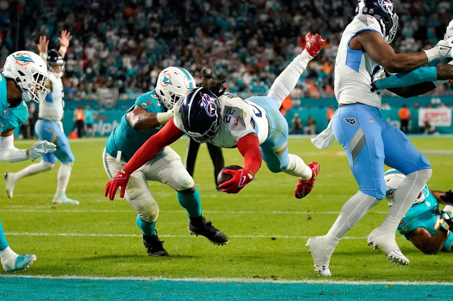 Tennessee Titans RB Derrick Henry (22) runs in for a touchdown against the Miami Dolphins.