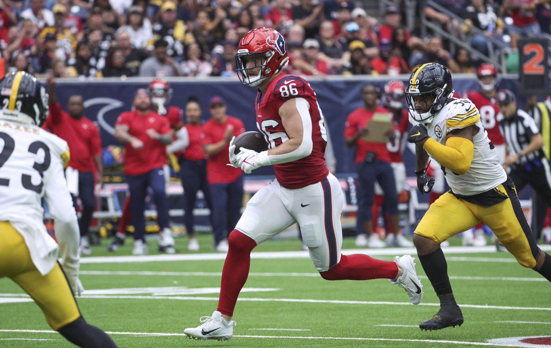 Houston Texans TE Dalton Schultz (86) runs after the catch against the Pittsburgh Steelers.