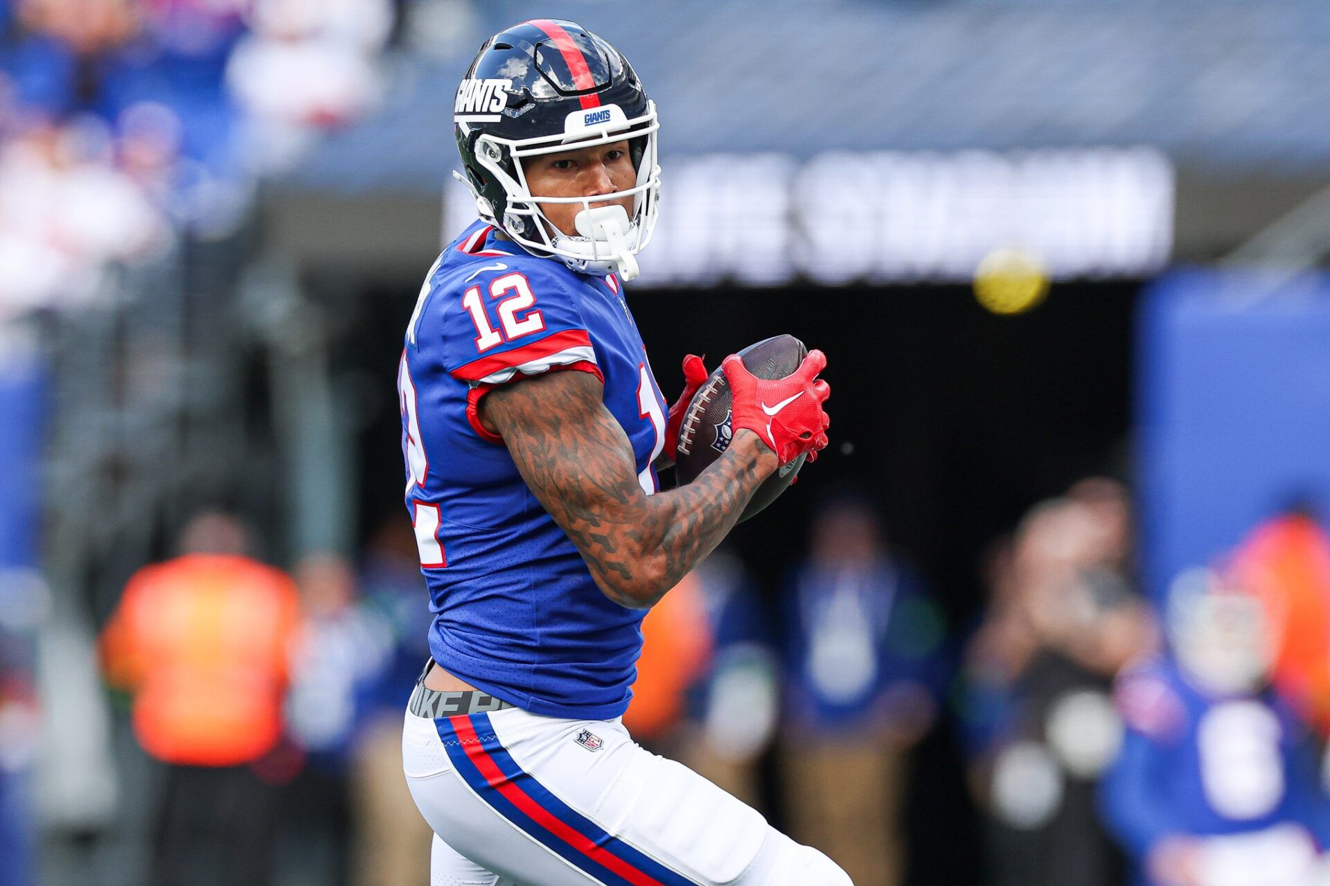 New York Giants TE Darren Waller (12) runs after the catch.