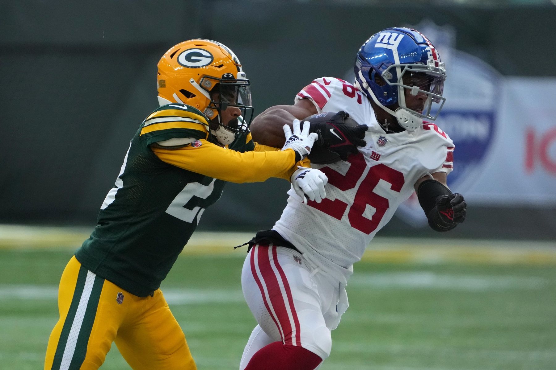 New York Giants RB Saquon Barkley (26) carries the ball against the Green Bay Packers.