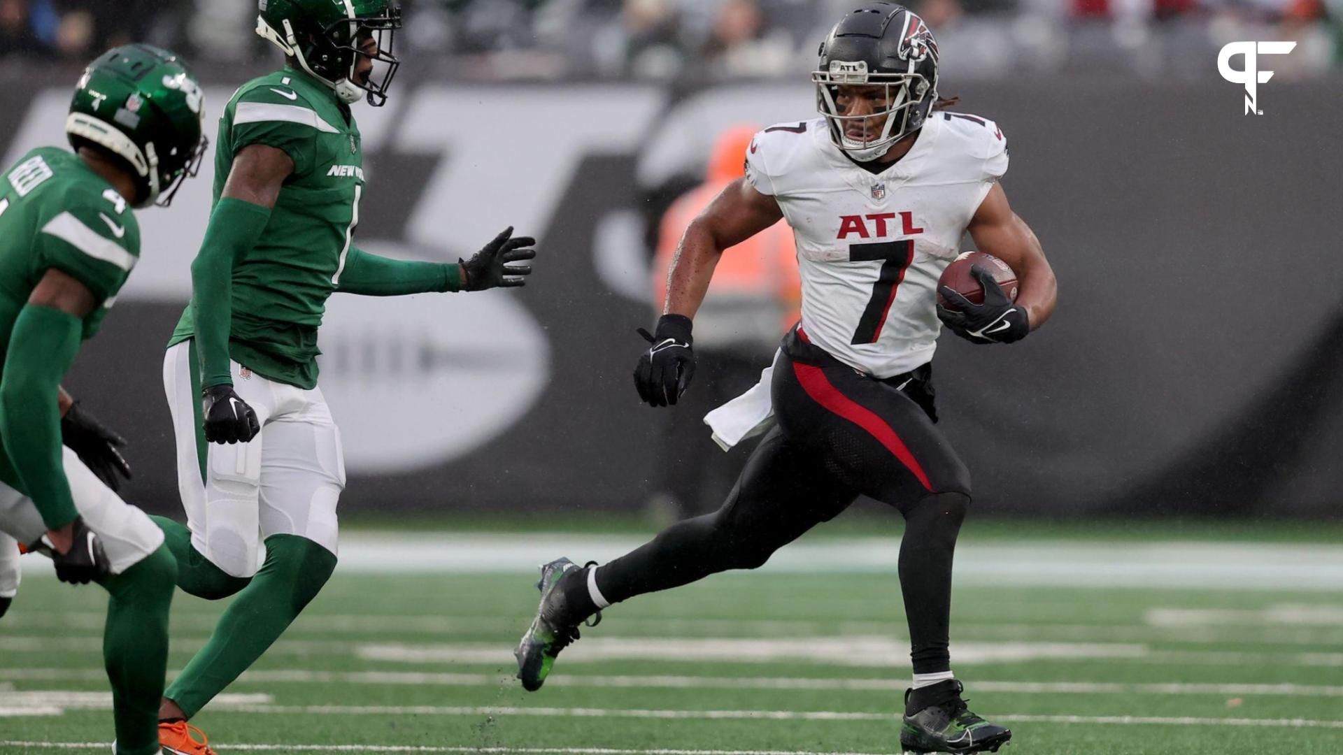 Atlanta Falcons RB Bijan Robinson (7) runs with the ball against the New York Jets.