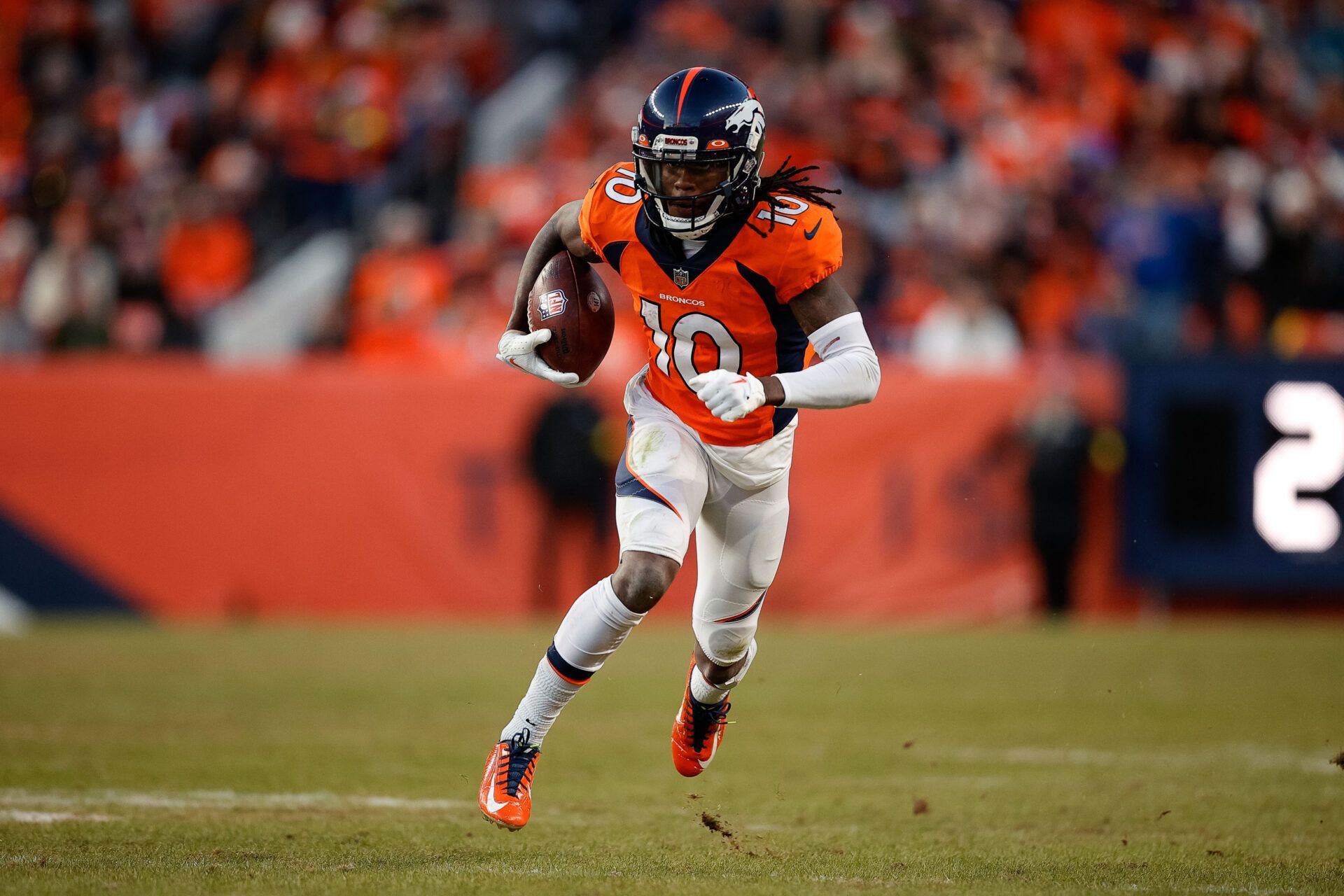 Denver Broncos wide receiver Jerry Jeudy (10) runs the ball in the third quarter against the Arizona Cardinals at Empower Field at Mile High.