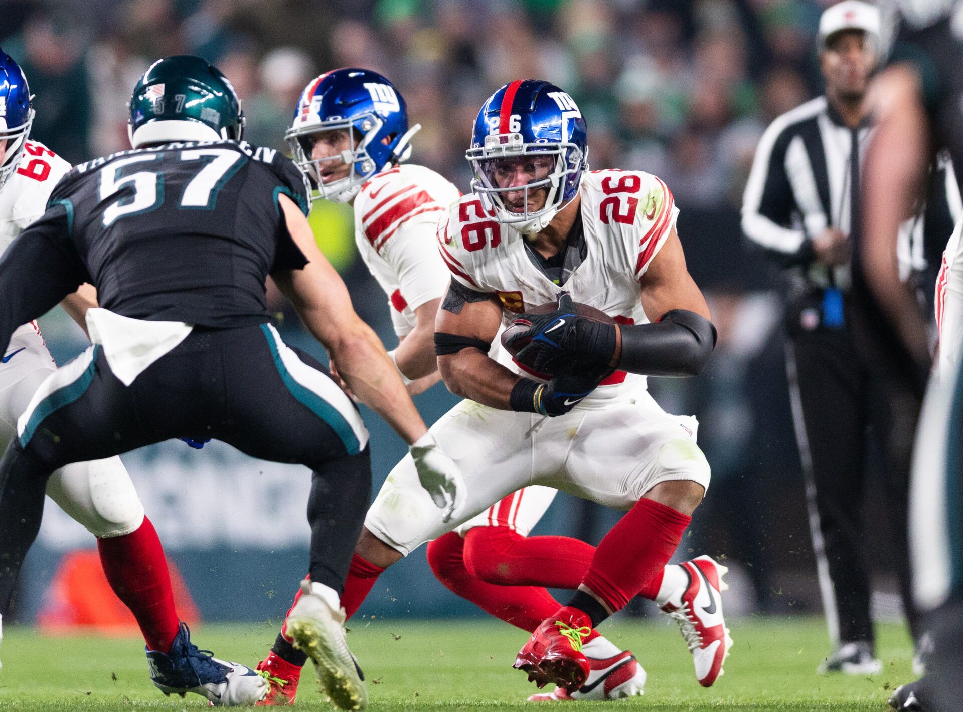 New York Giants running back Saquon Barkley (26) runs with the ball against the Philadelphia Eagles during the second quarter at Lincoln Financial Field.