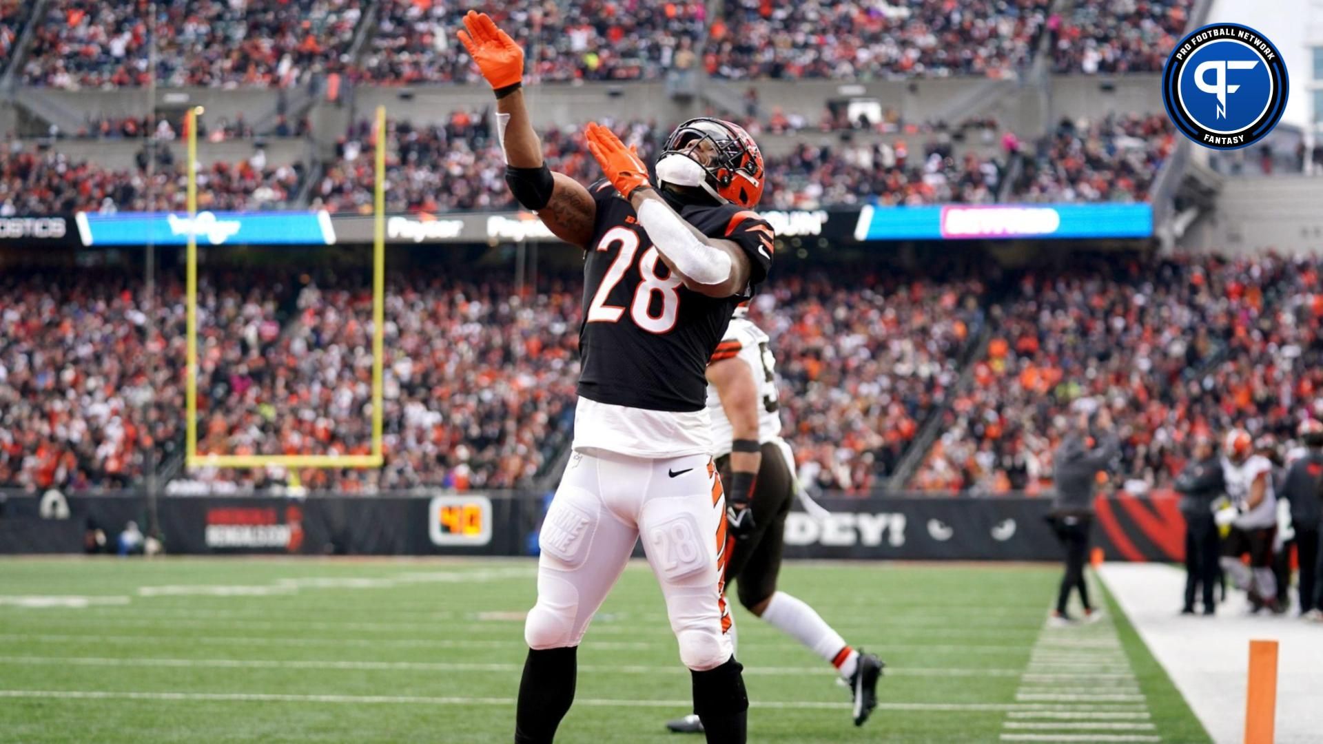 Cincinnati Bengals running back Joe Mixon (28) celebrates a touchdown catch and run in the first quarter during a Week 18 NFL football game between the Cleveland Browns at Cincinnati Bengals.