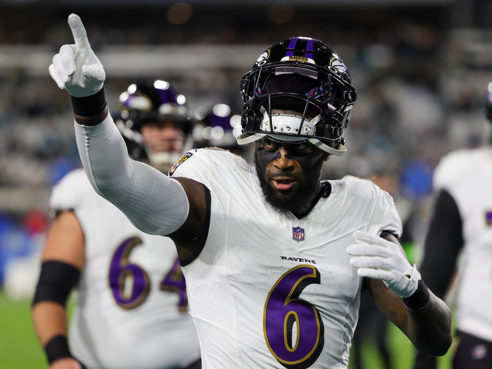 Baltimore Ravens linebacker Patrick Queen (6) warms up before a game against the Jacksonville Jaguars.