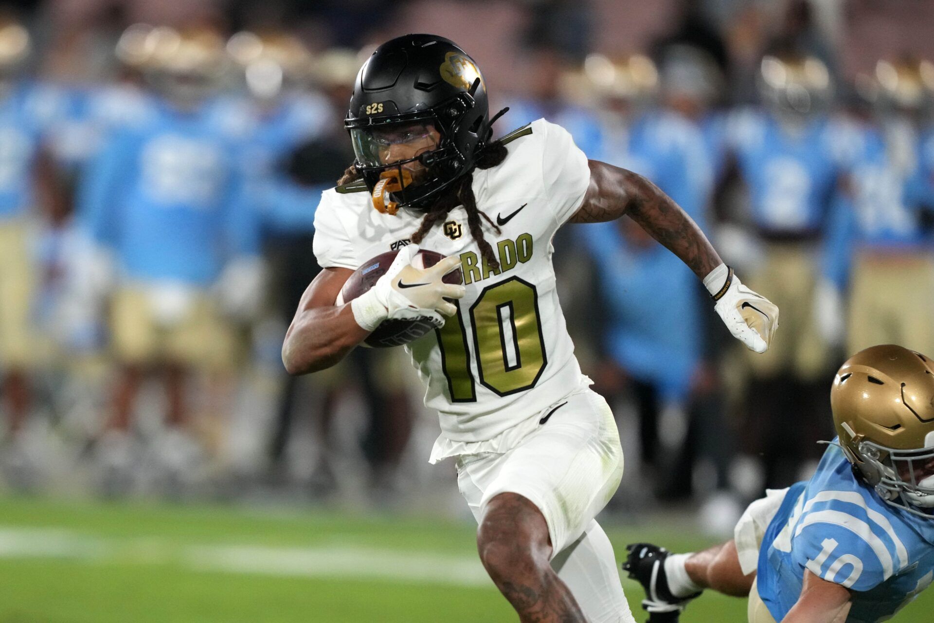 Colorado Buffaloes WR Xavier Weaver (10) runs with the ball against the UCLA Bruins.