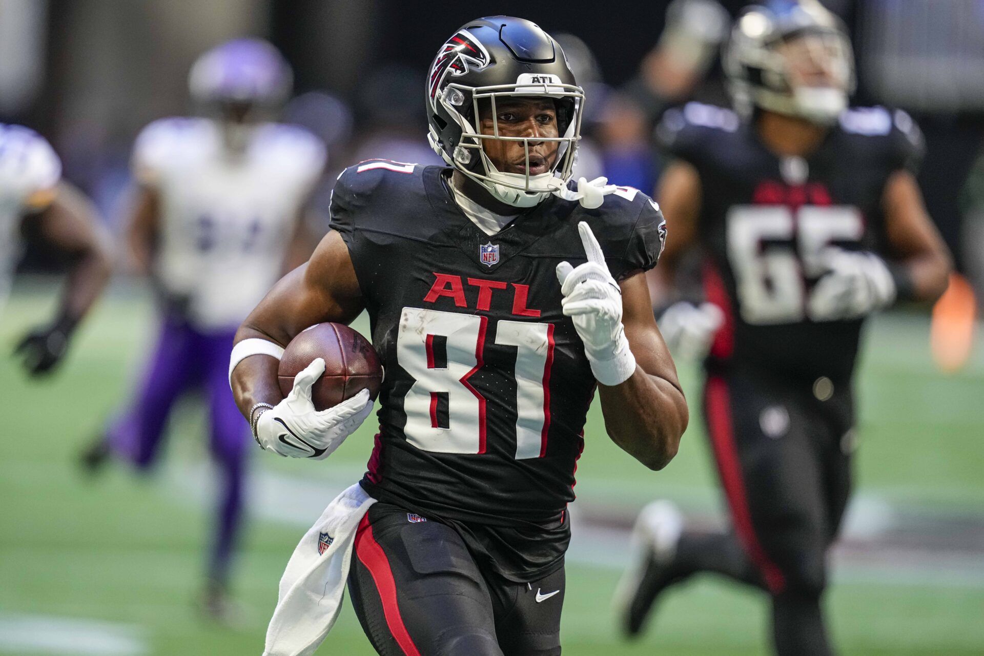 Atlanta Falcons tight end Jonnu Smith (81) runs for a touchdown after a catch against the Minnesota Vikings during the second half at Mercedes-Benz Stadium.