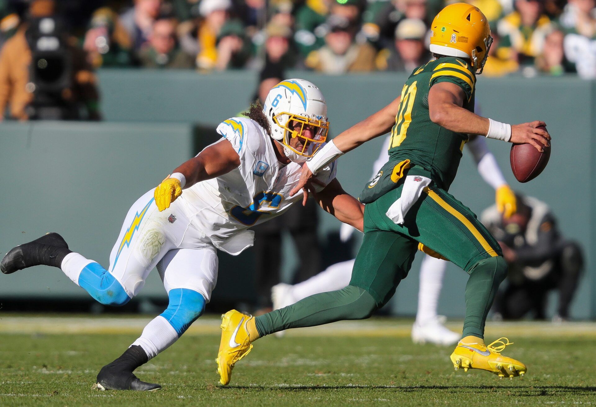 Los Angeles Chargers linebacker Eric Kendricks (6) rushes Green Bay Packers quarterback Jordan Love (10) on Sunday, November 19, 2023, at Lambeau Field in Green Bay, Wis.