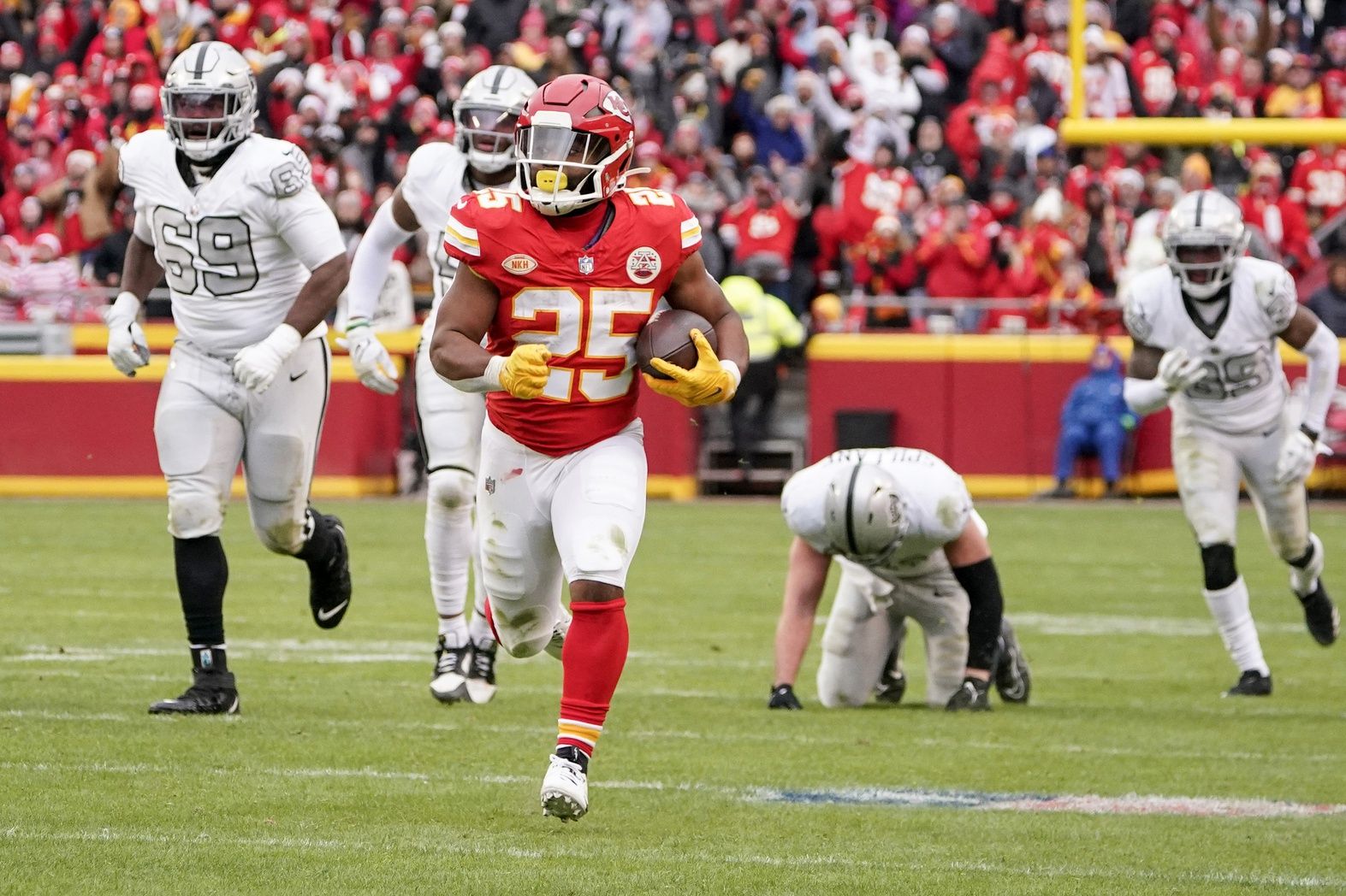 Kansas City Chiefs RB Clyde Edwards-Helaire (25) makes a run against the Las Vegas Raiders.