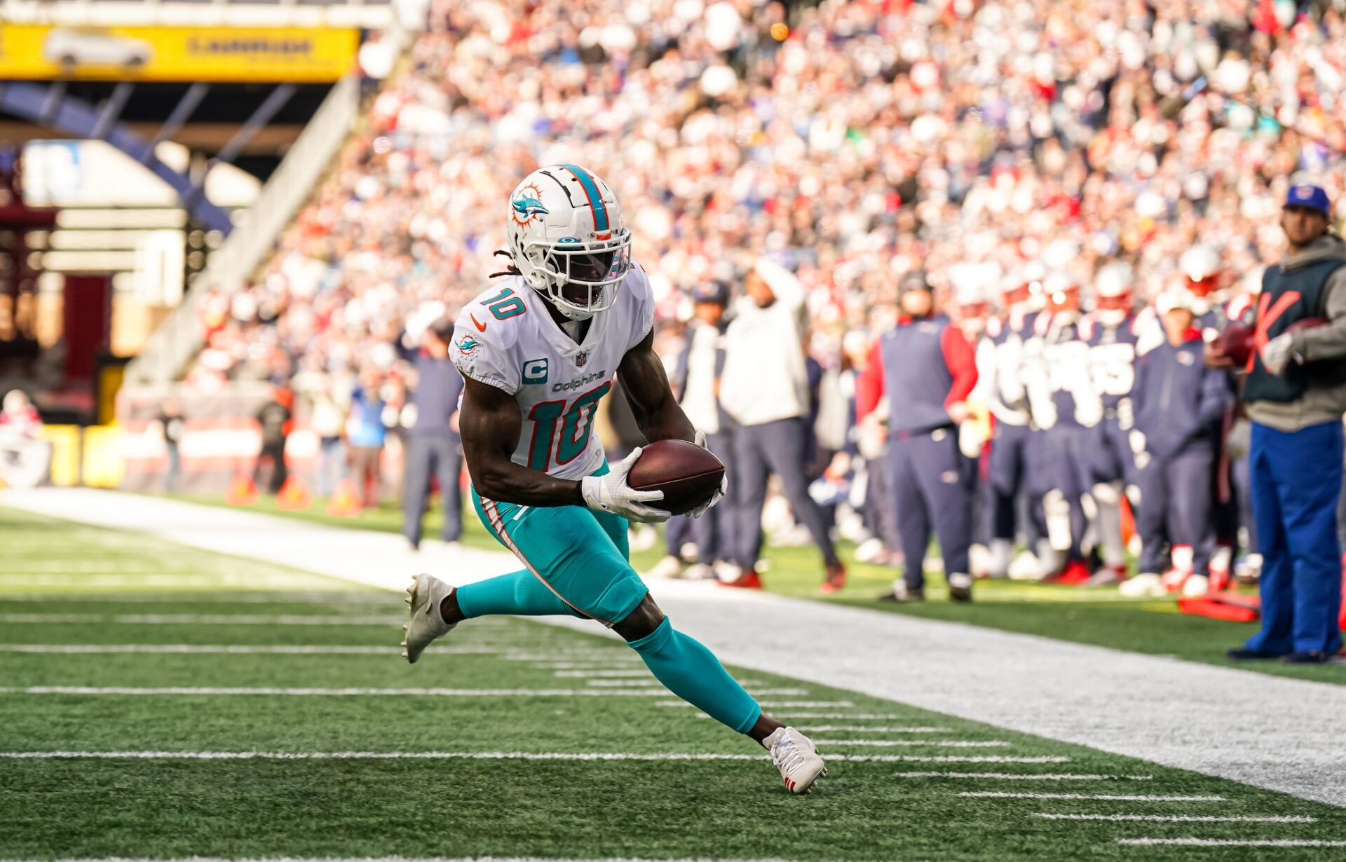 Miami Dolphins WR Tyreek Hill (10) scores a touchdown against the New England Patriots.