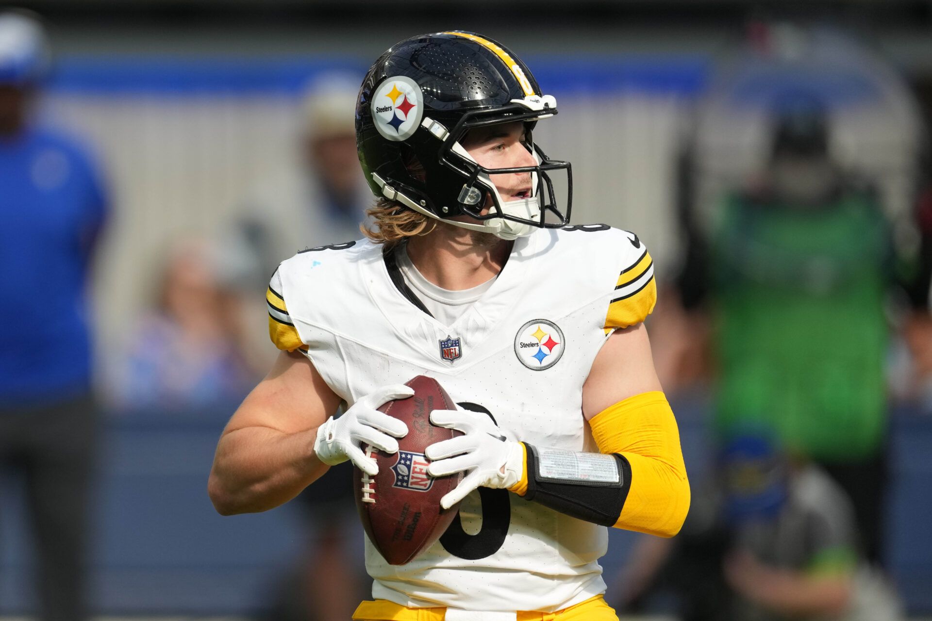 Pittsburgh Steelers quarterback Kenny Pickett (8) throws the ball against the Los Angeles Rams in the second half at SoFi Stadium.