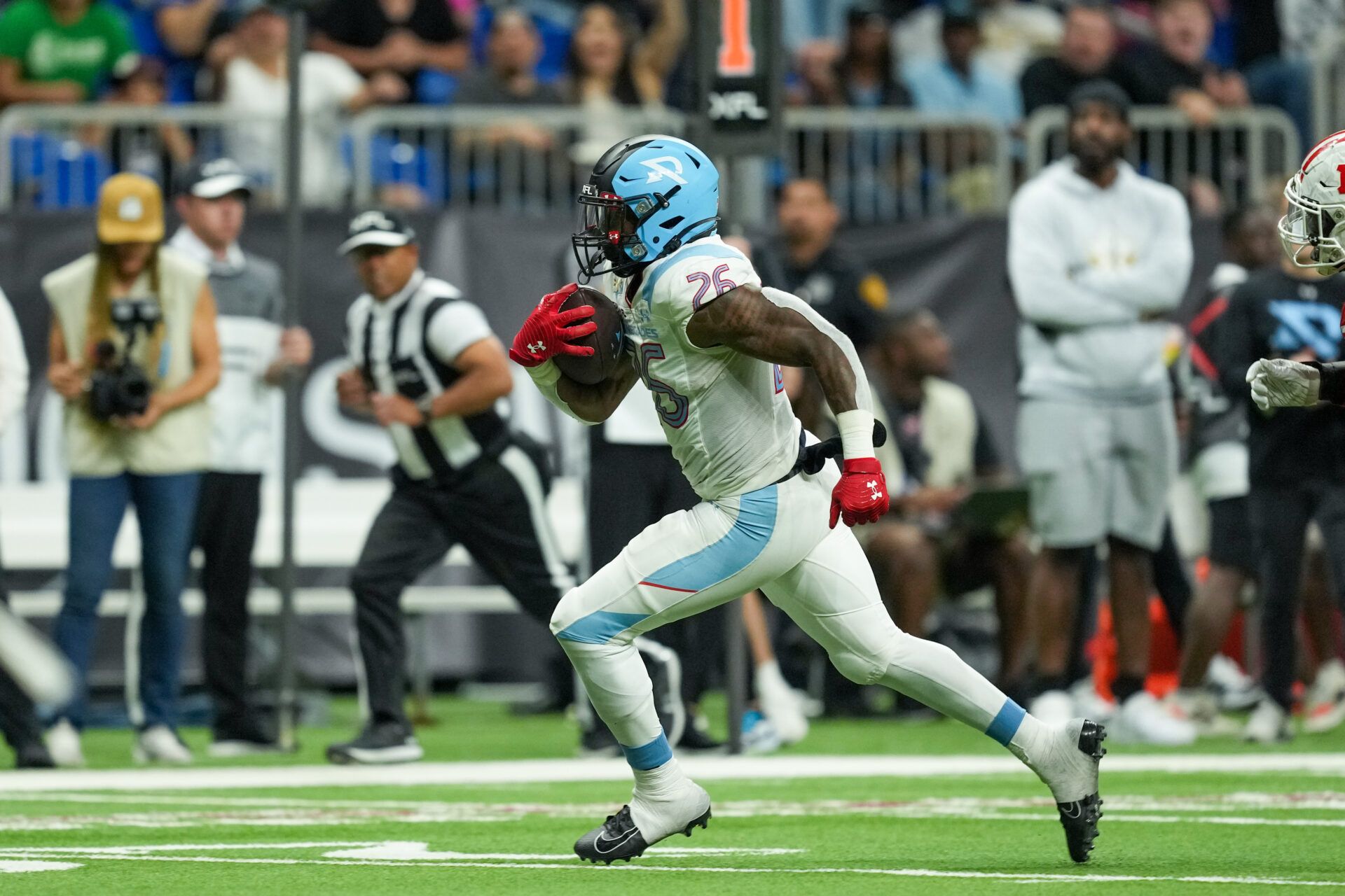 Arlington Renegades running back Leddie Brown (26) runs for a score in the second half against the DC Defenders at the Alamodome.