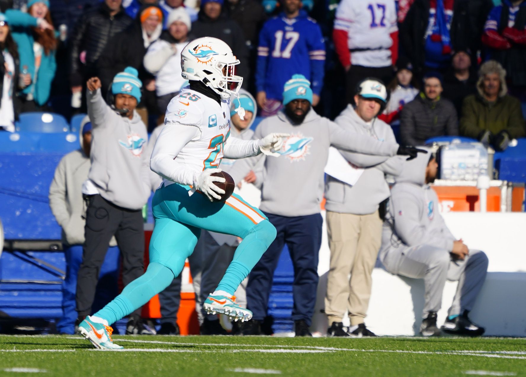 Miami Dolphins CB Xavien Howard (25) intercepts a pass against the Buffalo Bills.