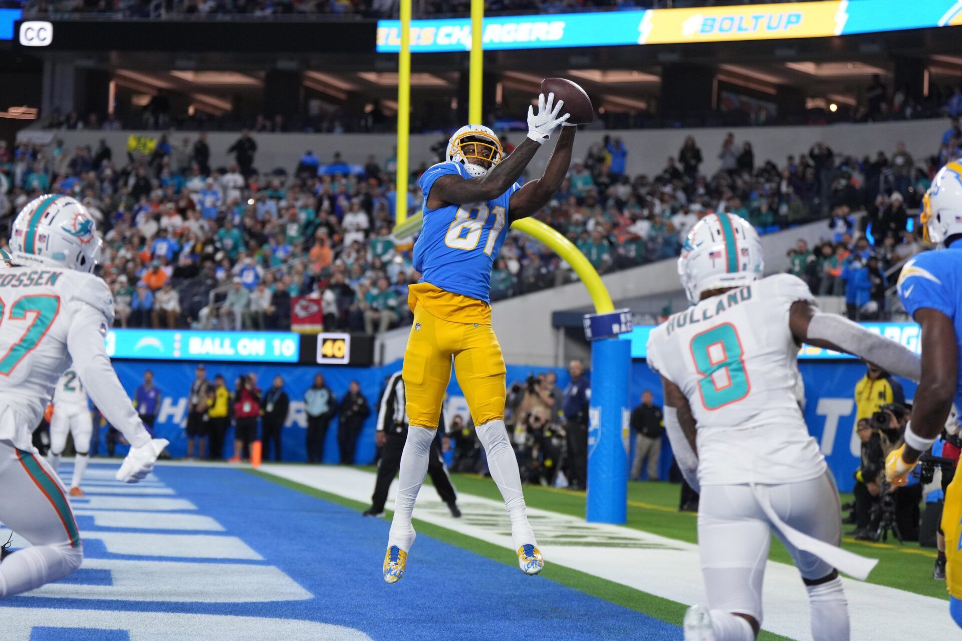 Los Angeles Chargers WR Mike Williams (81) makes a touchdown catch against the Miami Dolphins.