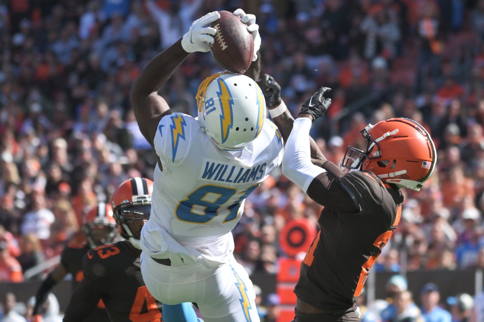 Los Angeles Chargers WR Mike Williams (81) makes a catch against the Cleveland Browns.