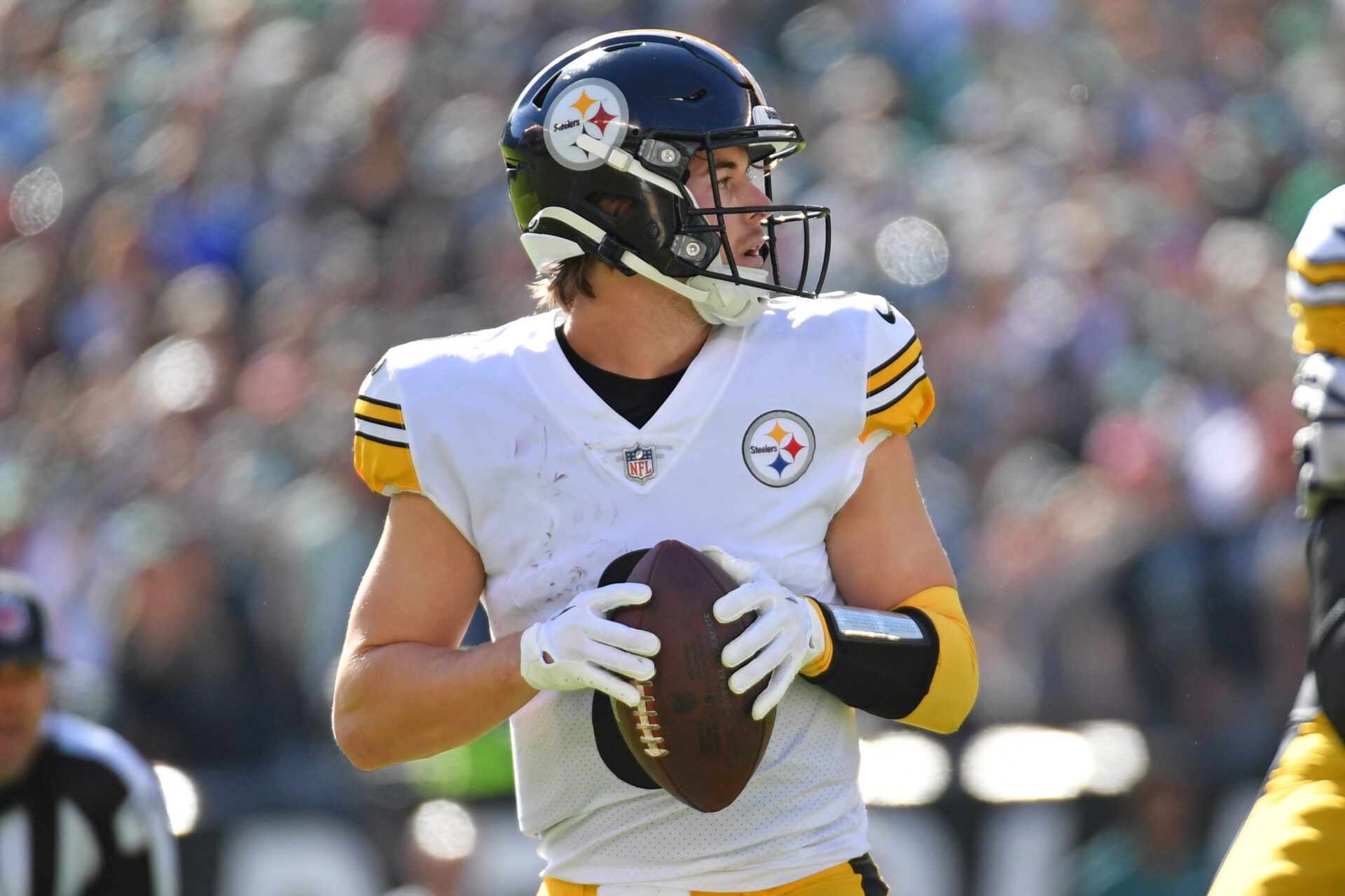 Pittsburgh Steelers quarterback Kenny Pickett (8) looks for a receiver against the Philadelphia Eagles during the first quarter at Lincoln Financial Field.