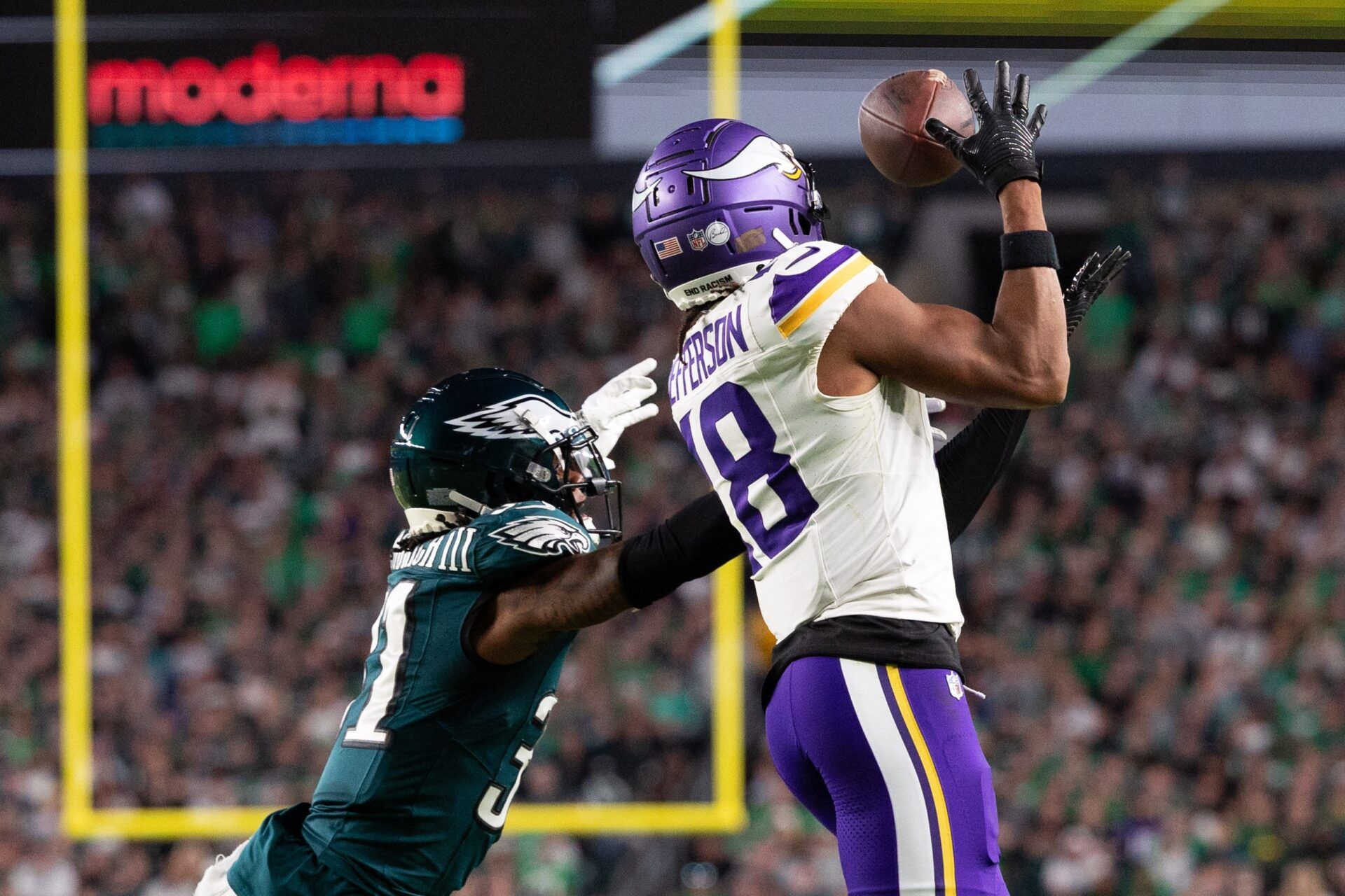 Minnesota Vikings WR Justin Jefferson (18) makes a catch against the Philadelphia Eagles.