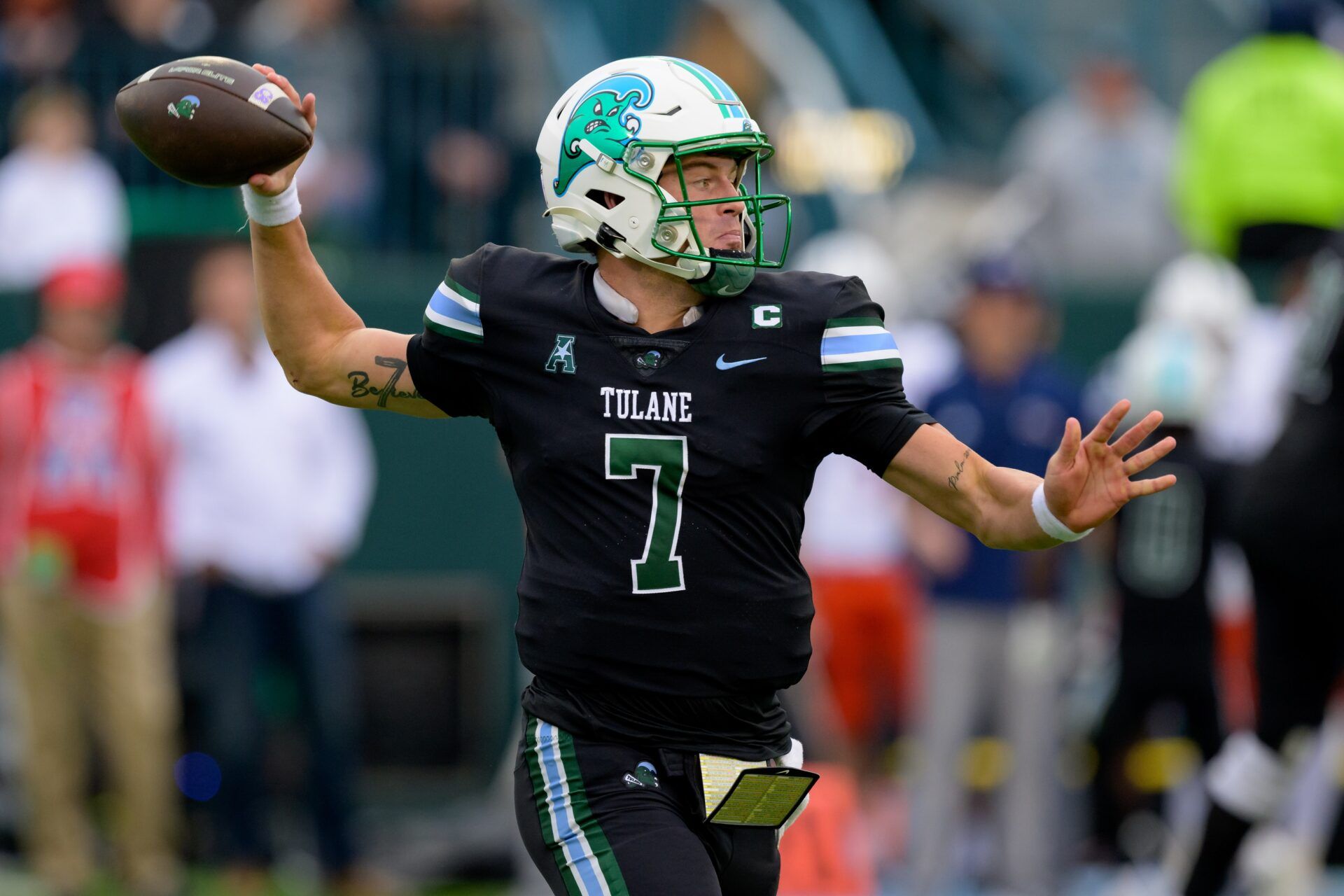 Tulane Green Wave QB Michael Pratt (7) throws a pass against the UTSA Roadrunners.