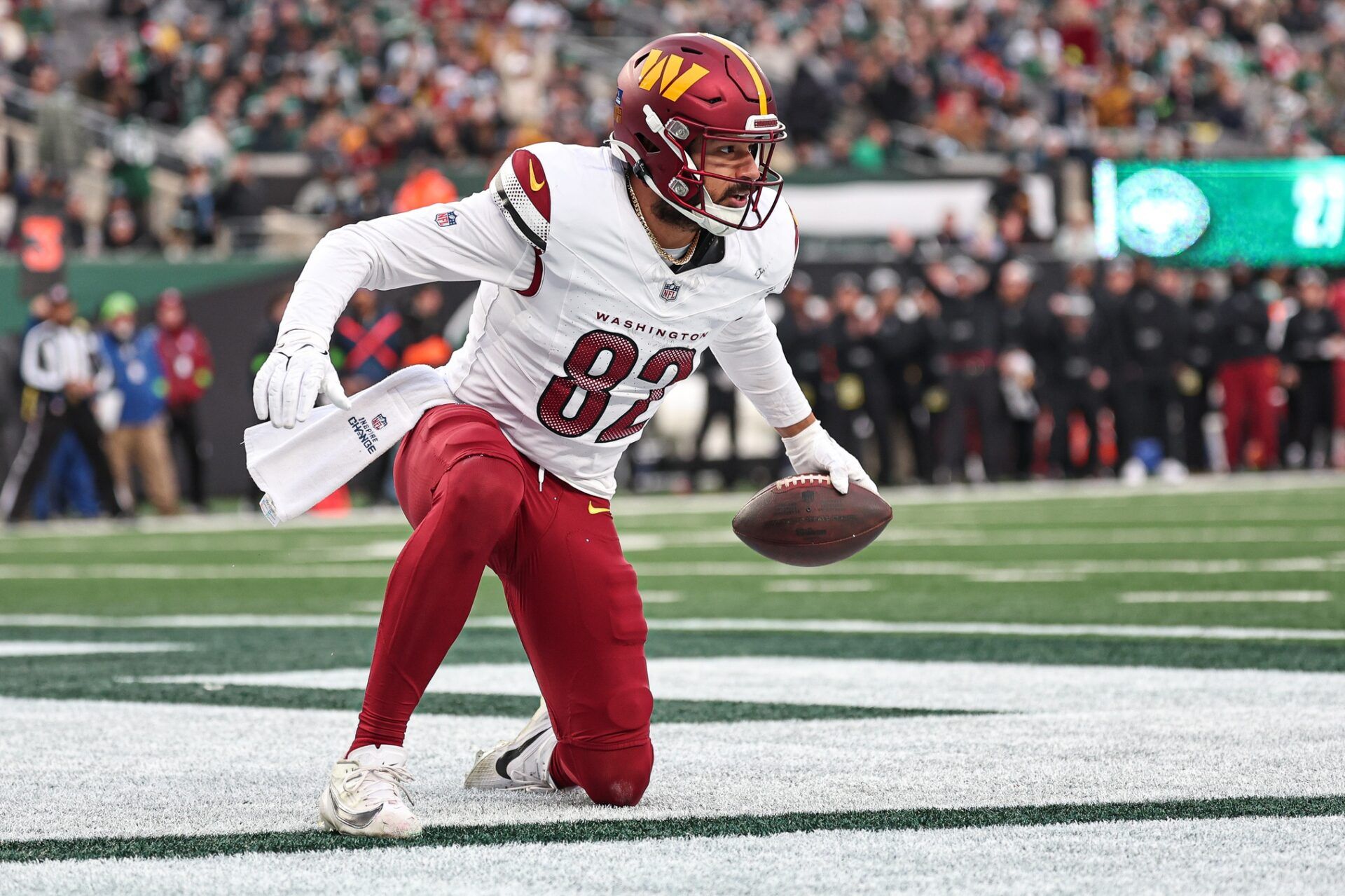 Washington Commanders TE Logan Thomas (82) scores a touchdown against the New York Jets.