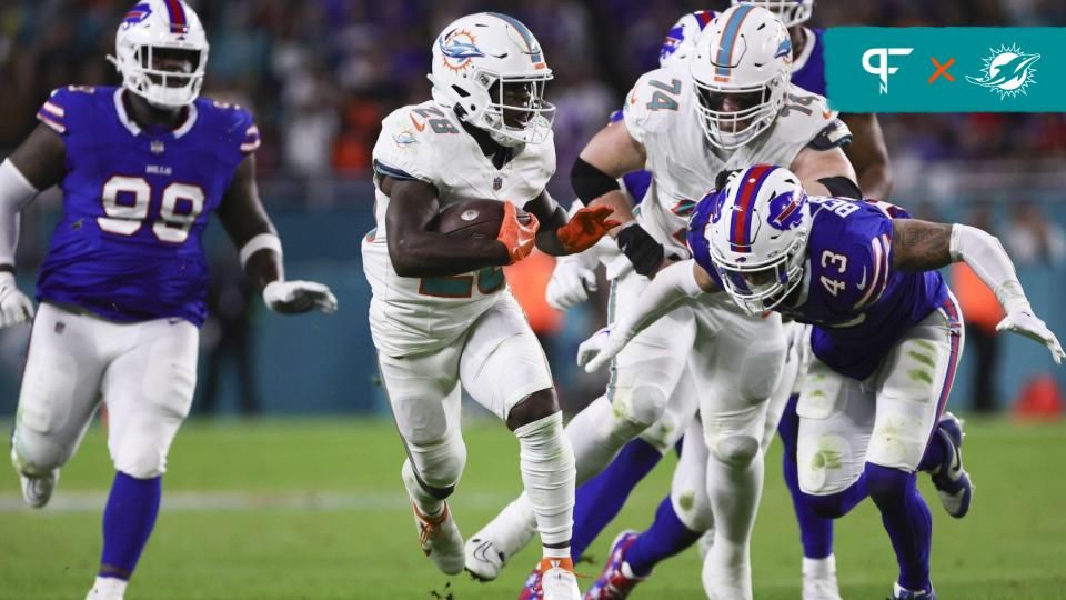 Miami Dolphins RB De'Von Achane (28) runs the ball against the Buffalo Bills.