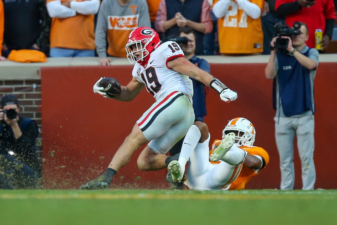 Georgia Bulldogs TE Brock Bowers (19) scores a touchdown against the Tennessee Volunteers.