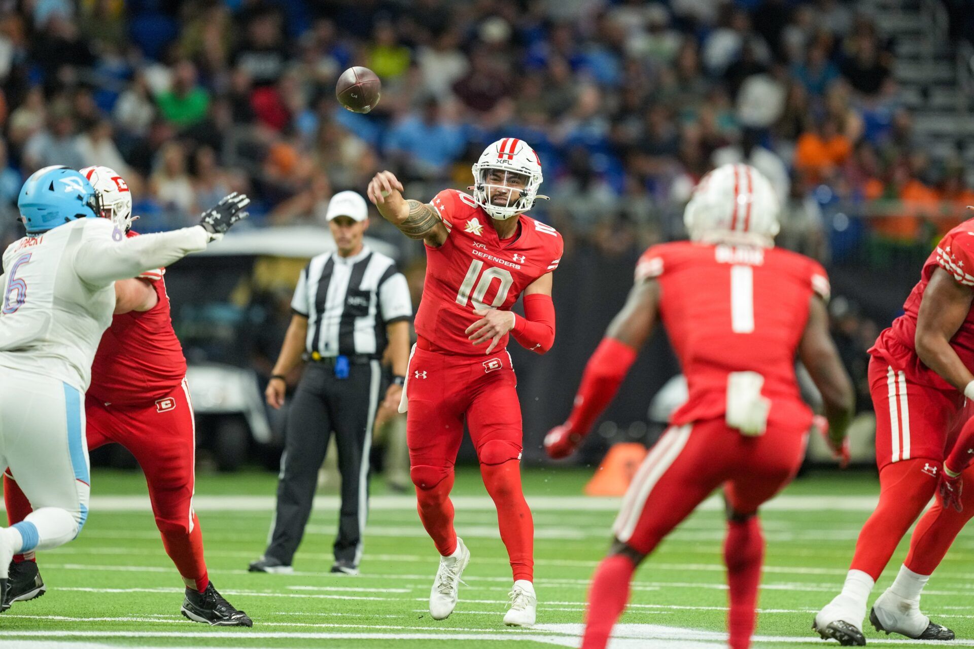 DC Defenders quarterback Jordan Ta amu (10) throws a pass in the second half against the DC Defenders at the Alamodome.