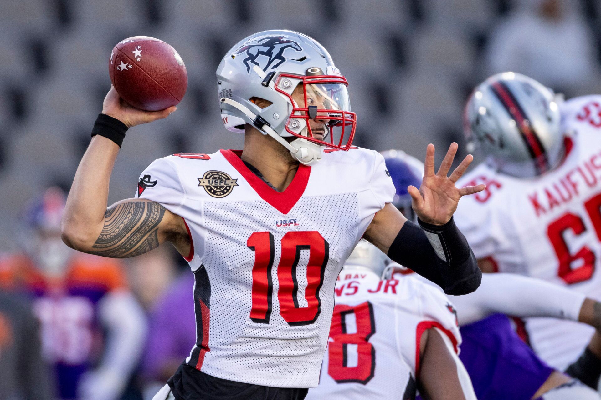 Tampa Bay Bandits quarterback Jordan Ta'amu (10) throws against the Pittsburgh Maulers during the first half at Protective Stadium.