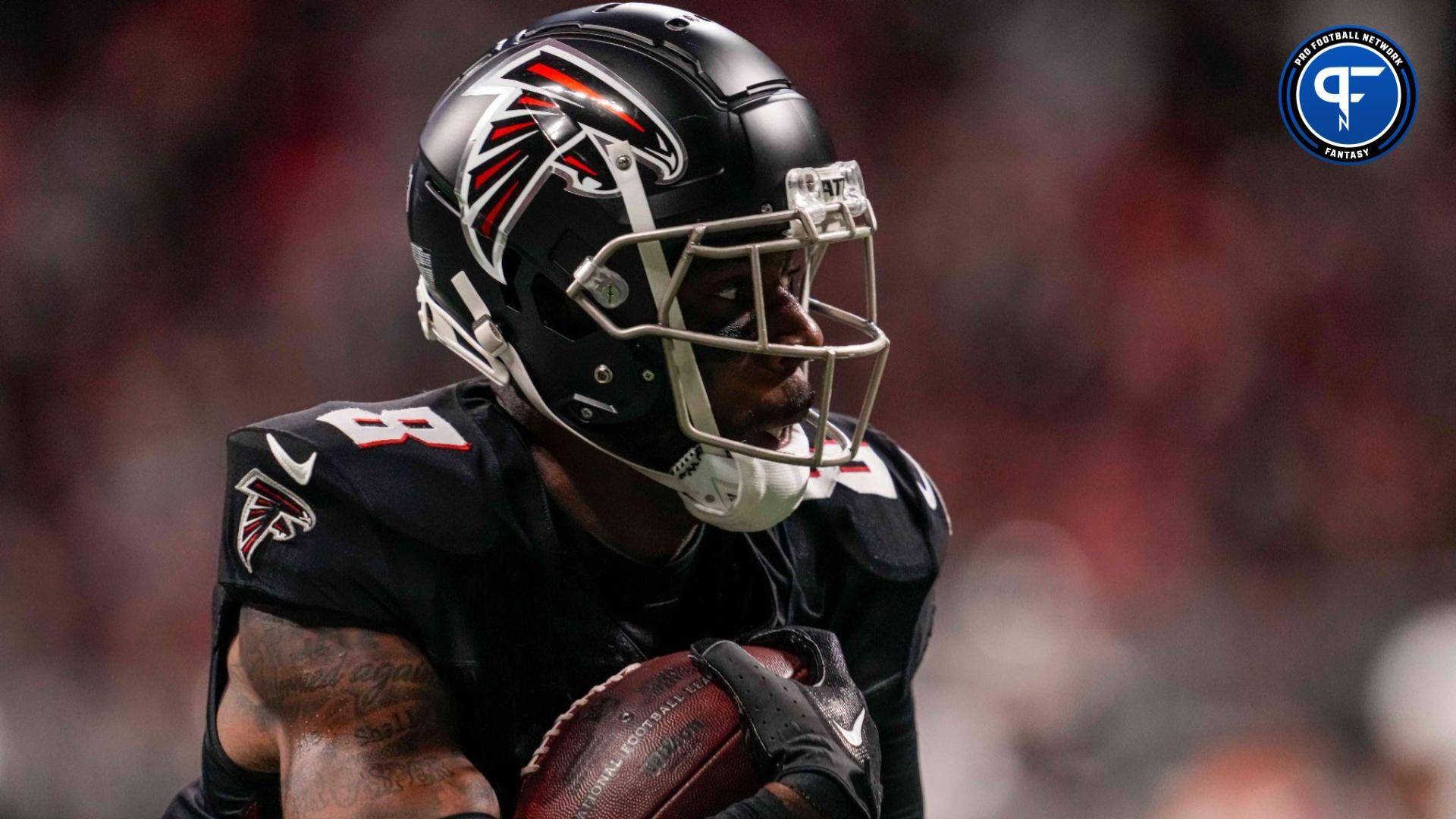 Atlanta Falcons tight end Kyle Pitts (8) runs for a touchdown after a catch against the Tampa Bay Buccaneers during the first half at Mercedes-Benz Stadium.