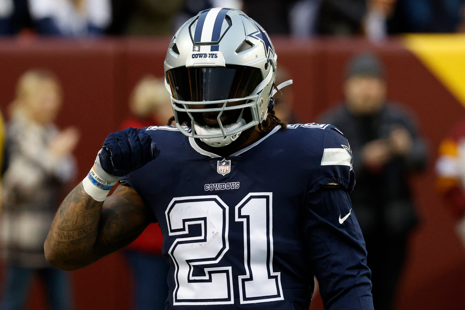 Dallas Cowboys running back Ezekiel Elliott (21) gestures during warmups prior to the Cowboys' game against the Washington Commanders at FedExField.