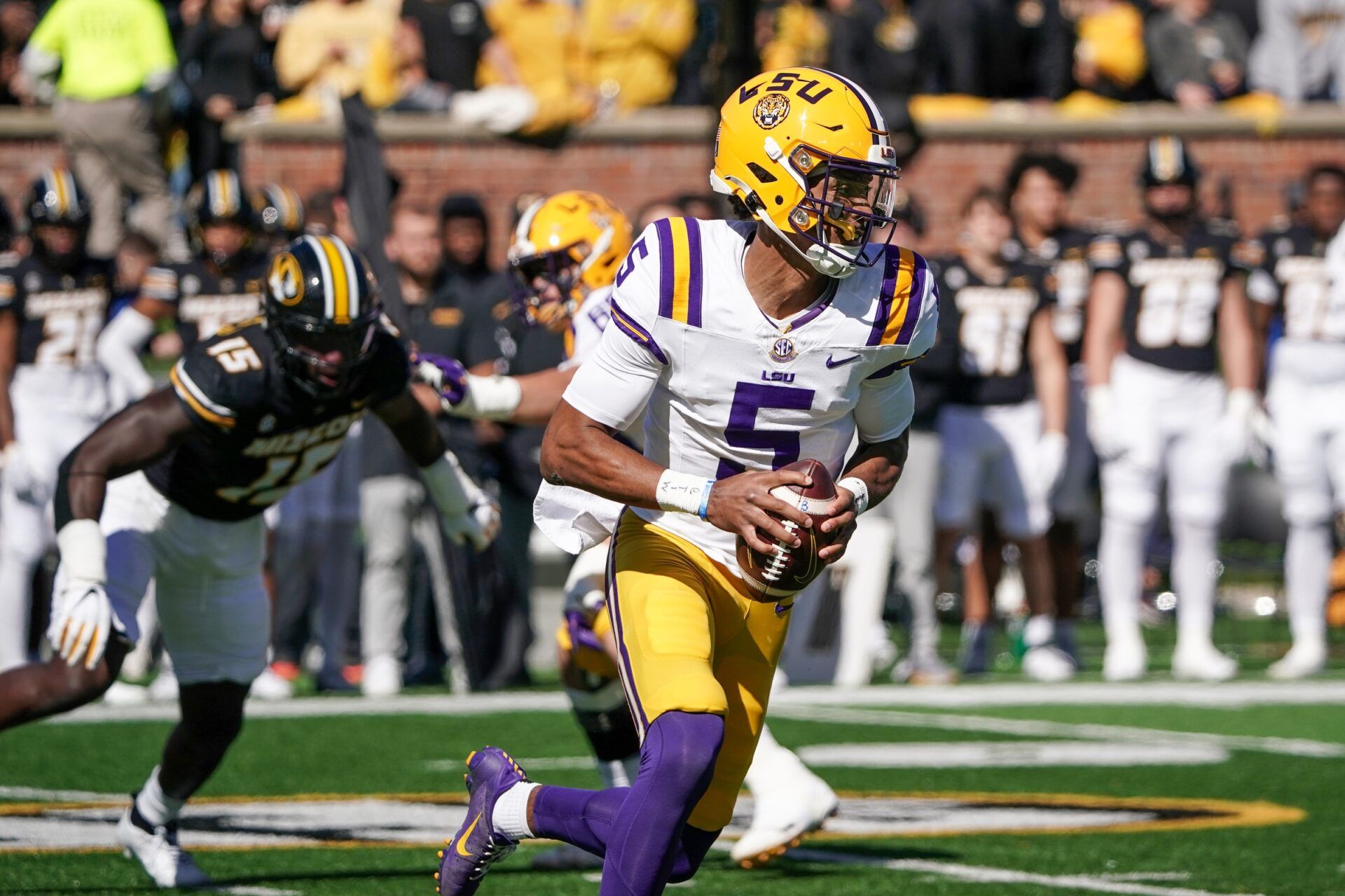 LSU Tigers quarterback Jayden Daniels (5) runs the ball against the Missouri Tigers.