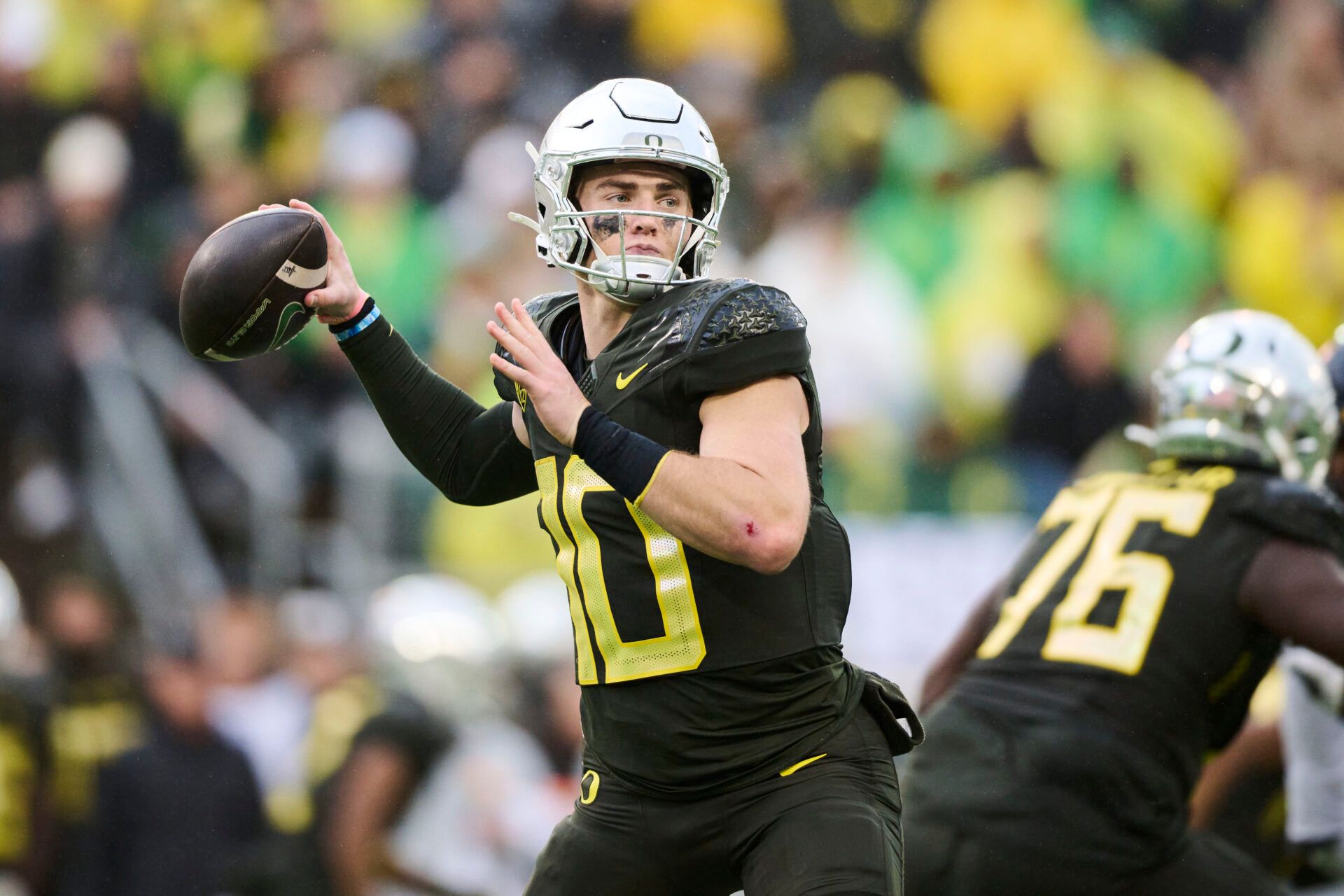 Oregon Ducks quarterback Bo Nix (10) throws a pass during the second half against the California Golden Bears at Autzen Stadium.