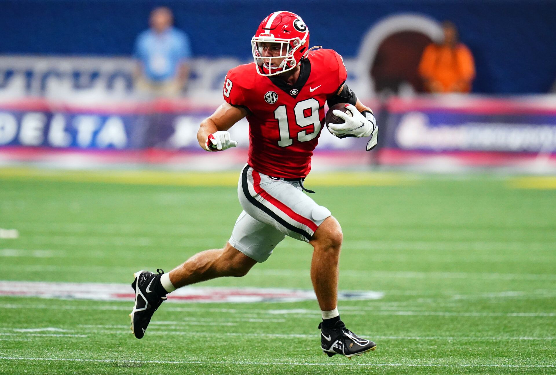 Georgia Bulldogs tight end Brock Bowers (19) carries the ball against the Oregon Ducks during the first quarter of the Chick-fil-A kickoff game at Mercedes-Benz Stadium.