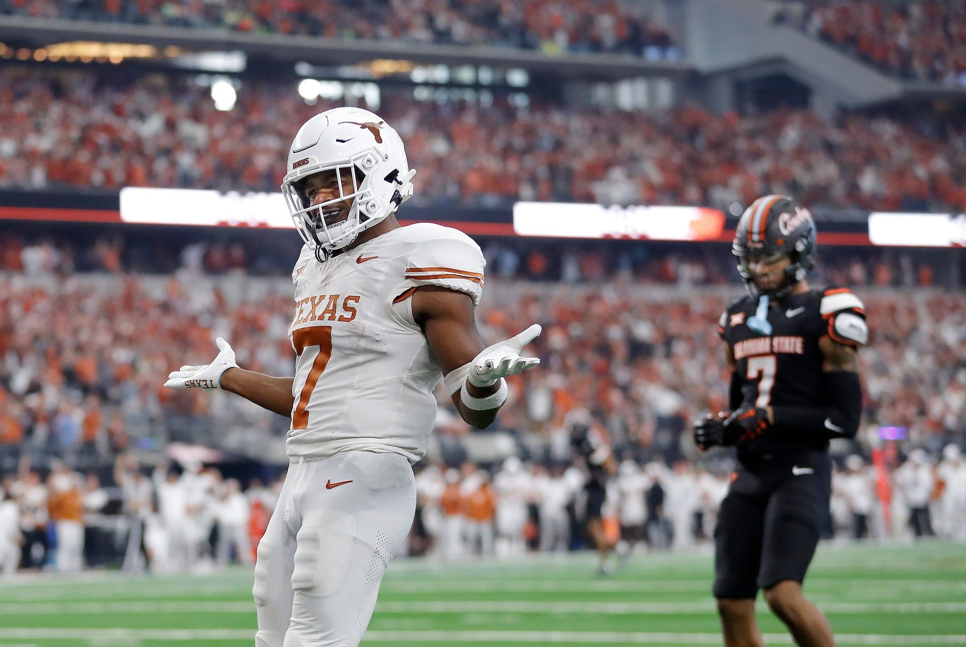 Texas Longhorns RB Keilan Robinson (7) celebrates a touchdown against Oklahoma State.