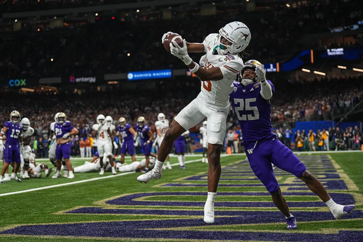 Texas Longhorns WR Adonai Mitchell (5) makes a TD catch against the Washington Huskies.