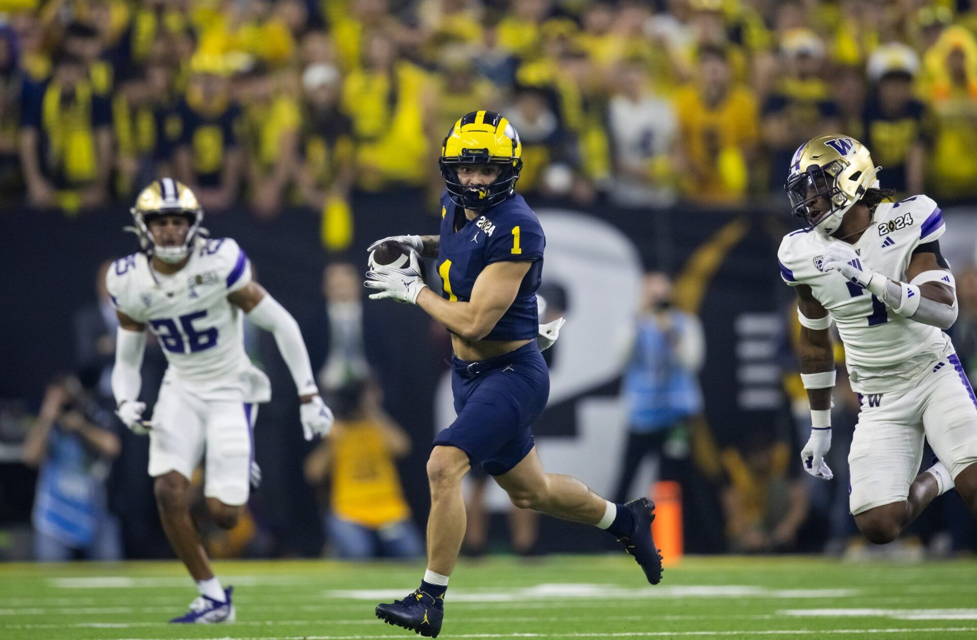 Michigan Wolverines WR Roman Wilson (1) runs after the catch against the Washington Huskies.