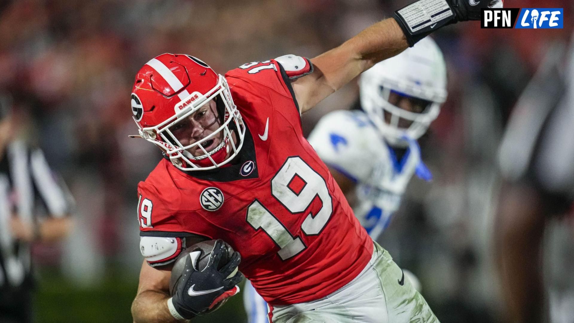 Georgia Bulldogs tight end Brock Bowers (19) runs against the Kentucky Wildcats during the second half at Sanford Stadium.