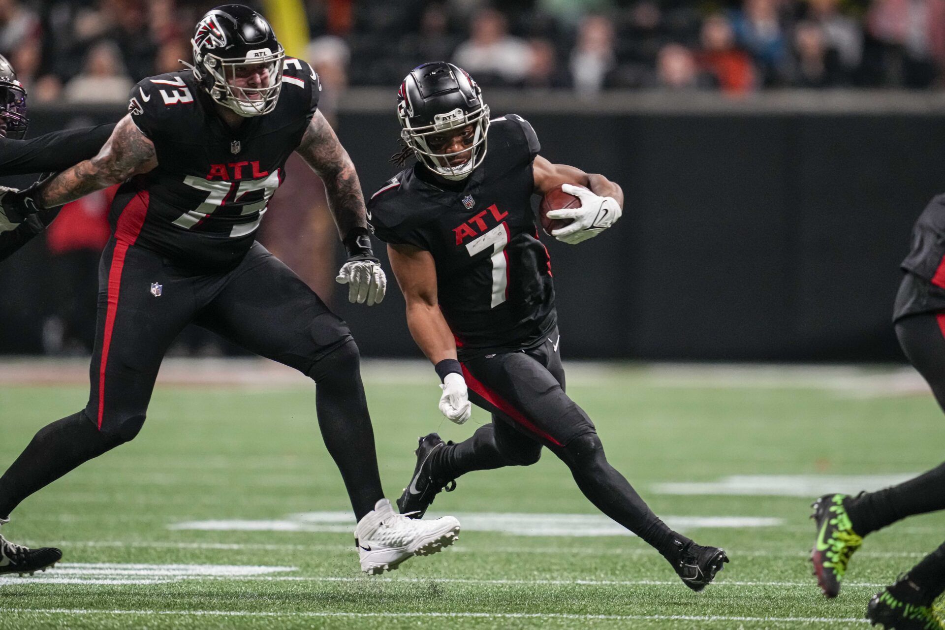 Atlanta Falcons RB Bijan Robinson (7) runs the ball against the Tampa Bay Buccaneers.